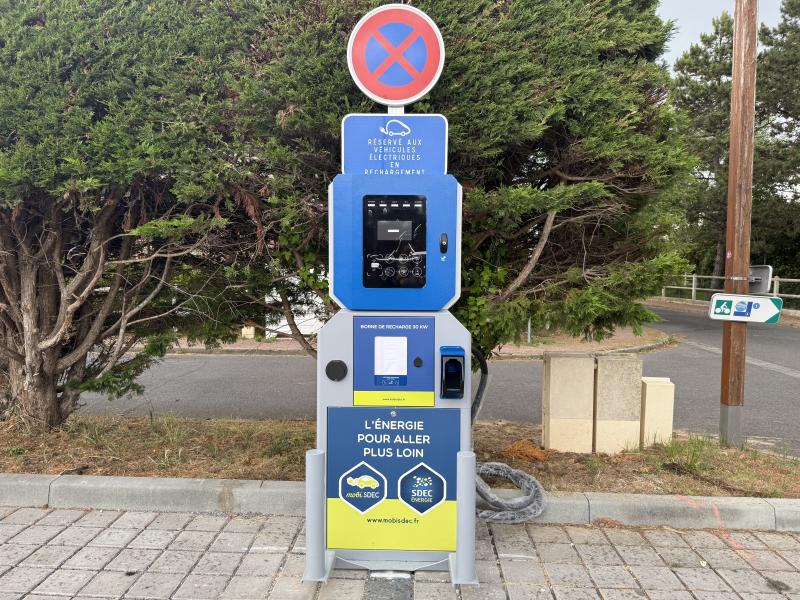 Varaville : borne de recharge de 30 KVa installée sur le parking du pôle de Santé