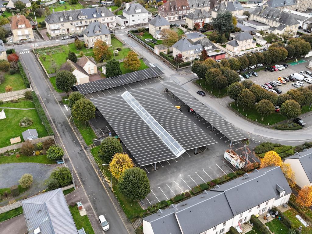 Les Monts-d'Aunay : ombrière photovoltaïque Les Monts-d'Aunay : ombrière photovoltaïque