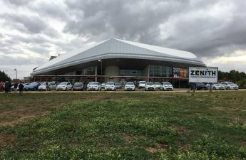 Arrivée des équipages du rallye au Zénith de Caen